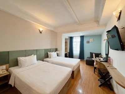 창문이 있는 스위트 트윈룸 — Sunrise Central Hotel